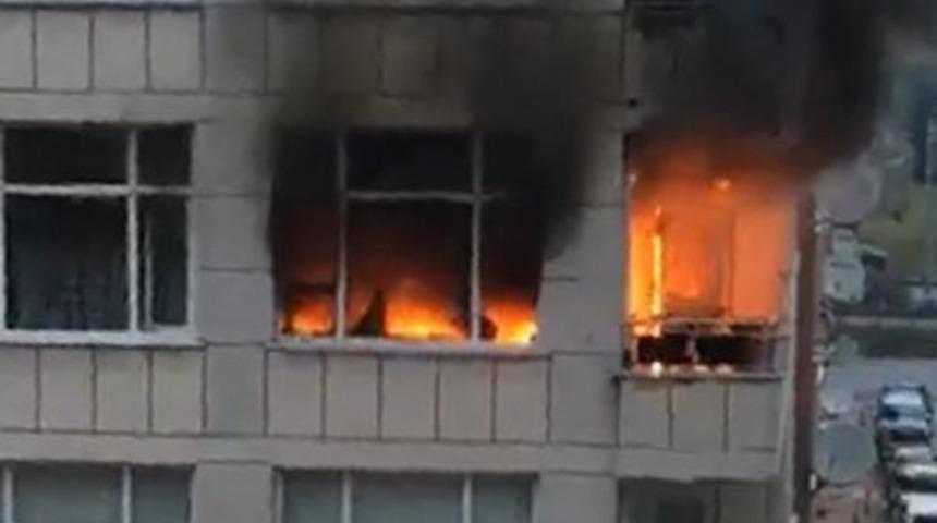 Rize’de bir ev alev alev yandı