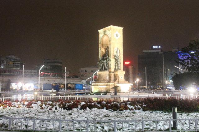 İstanbul'da kar yerini yağmura bıraktı