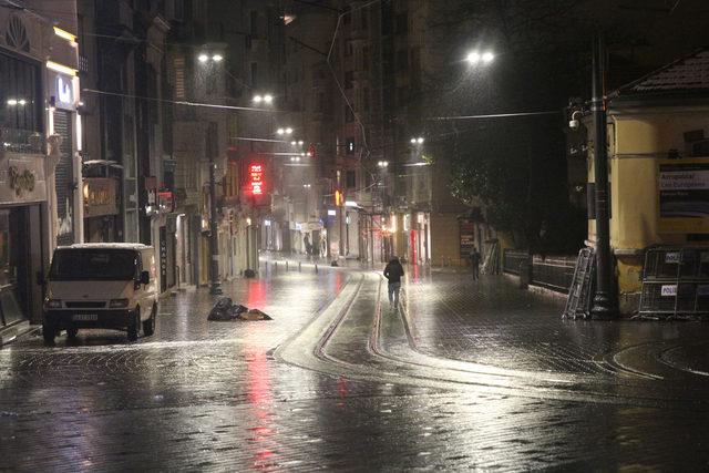 İstanbul'da kar yerini yağmura bıraktı