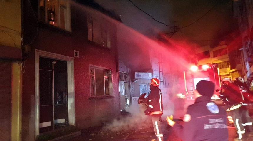 Metruk binada &ccedil;ıkan yangın mahalleliyi sokağa d&ouml;kt&uuml;