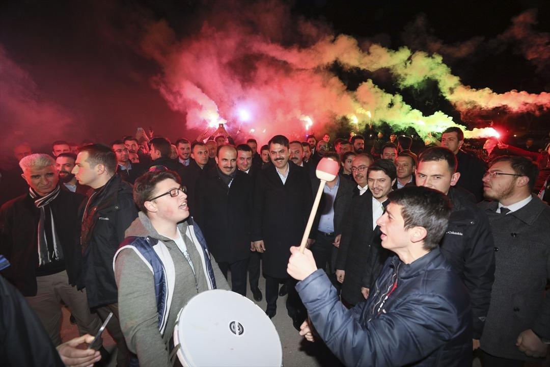 Bakan Kurum, gen&ccedil;lerin davetini kırmadı