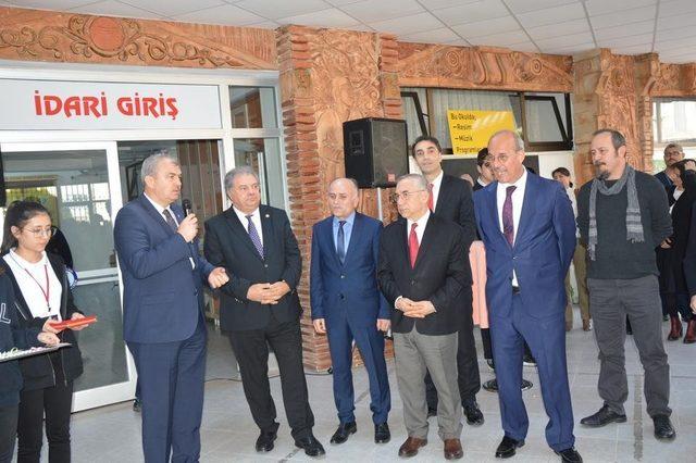 Prof. Dr. Mustafa Özcan, güzel sanatlar lisesi öğrencileriyle buluştu