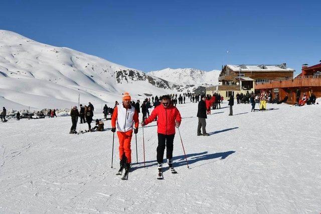 Vali Akbıyık vatandaşlarla birlikte kayak yaptı