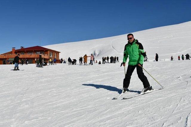 Vali Akbıyık vatandaşlarla birlikte kayak yaptı