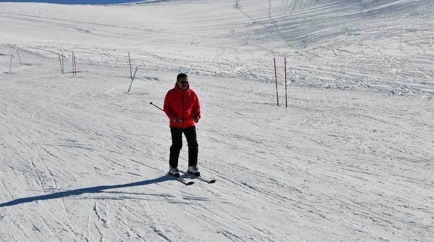 Vali Akbıyık vatandaşlarla birlikte kayak yaptı