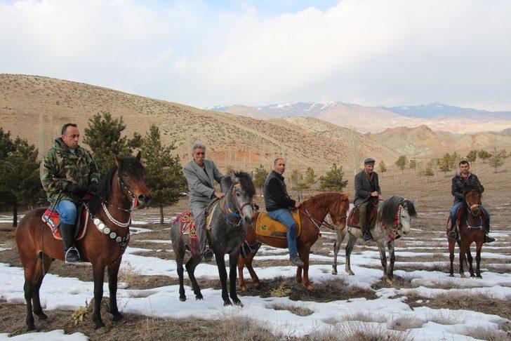 Kaşık kaşık yediler! Atlarla keyifli yolculuk G5