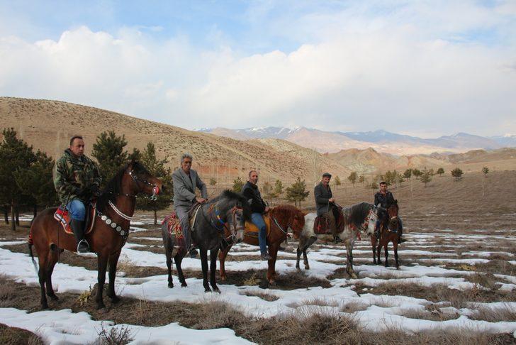 Kaşık kaşık yediler! Atlarla keyifli yolculuk G4