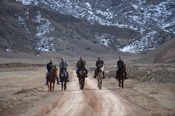 Kaşık kaşık yediler! Atlarla keyifli yolculuk G1