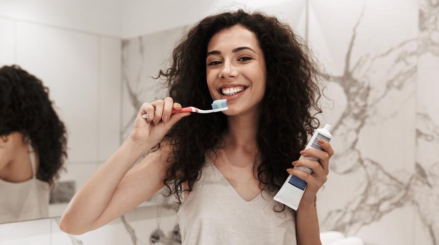 Diş fır&ccedil;alarken nelere dikkat edilmelidir? İşte diş fır&ccedil;alarken sık yapılan 10 hata!