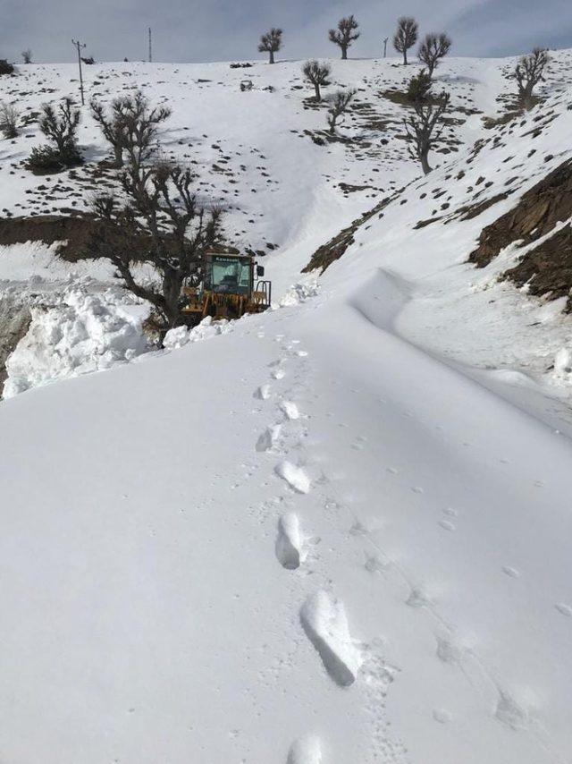 Sason’da kar yağışı nedeniyle kapanan son mezraa yolu da ulaşıma açıldı