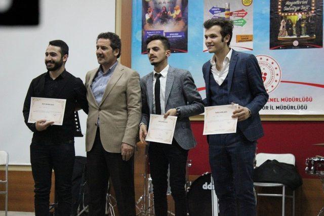 Vanlı gen&ccedil;ler hayallerini sahneye taşıdı 2