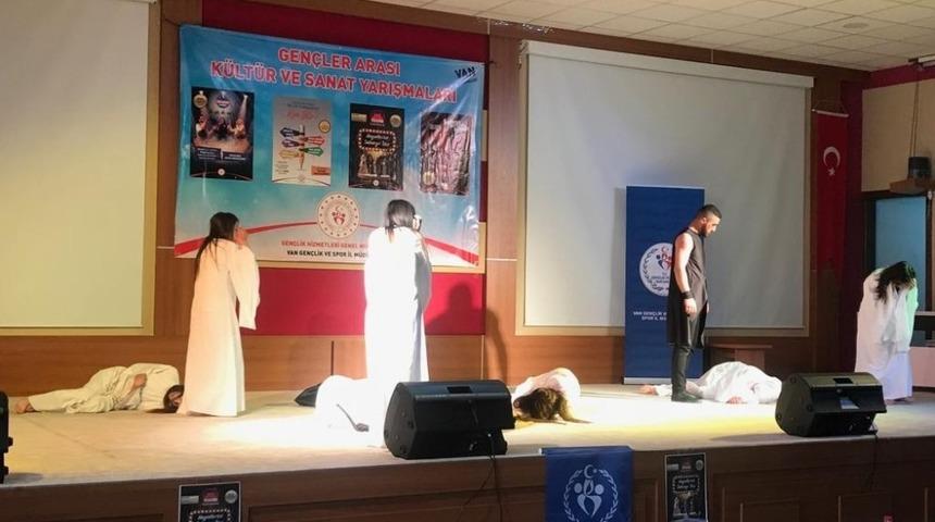 Vanlı gen&ccedil;ler hayallerini sahneye taşıdı