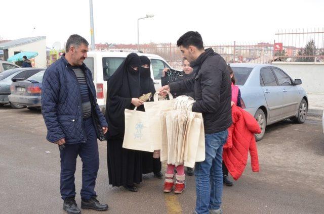 Palandöken Belediyesince pazarda vatandaşlara bez çanta dağıtıldı