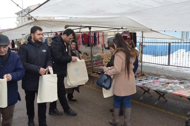 Palandöken Belediyesince pazarda vatandaşlara bez çanta dağıtıldı