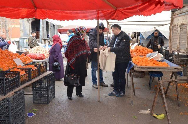 Palandöken Belediyesince pazarda vatandaşlara bez çanta dağıtıldı