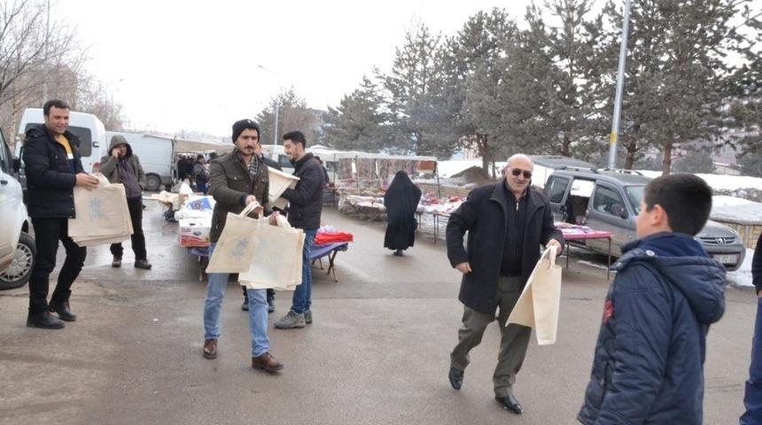 Paland&ouml;ken Belediyesince pazarda vatandaşlara bez &ccedil;anta dağıtıldı