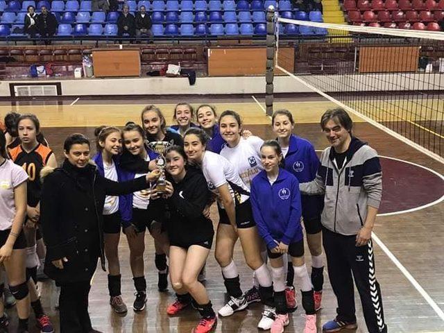 Küçük Kızlar Voleybol Takımı, İl Şampiyonu oldu