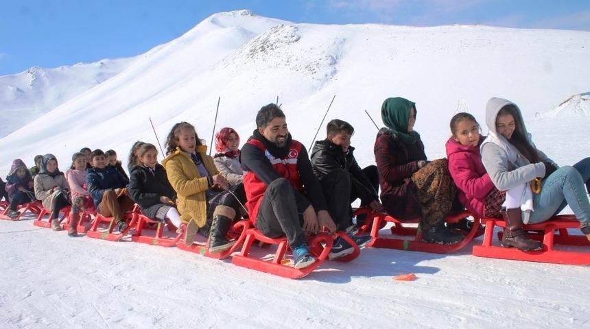 Gevaş&rsquo;ta başarılı &ouml;ğrenciler &ouml;d&uuml;llendiriliyor