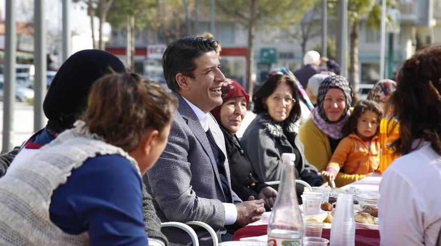 Başkan Gen&ccedil;, el emeği pazarında kadınların misafiri oldu