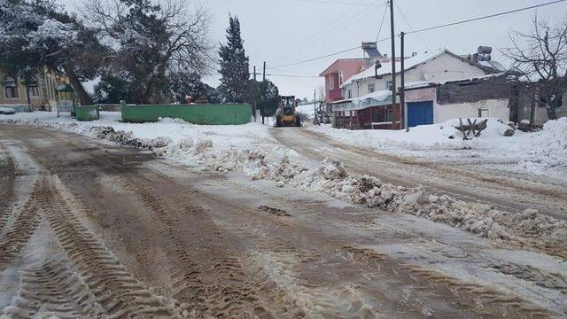 Biga’da karla kaplı köy yolları açılıyor