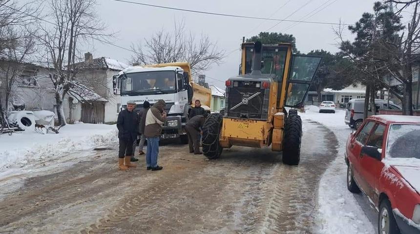 Biga&rsquo;da karla kaplı k&ouml;y yolları a&ccedil;ılıyor