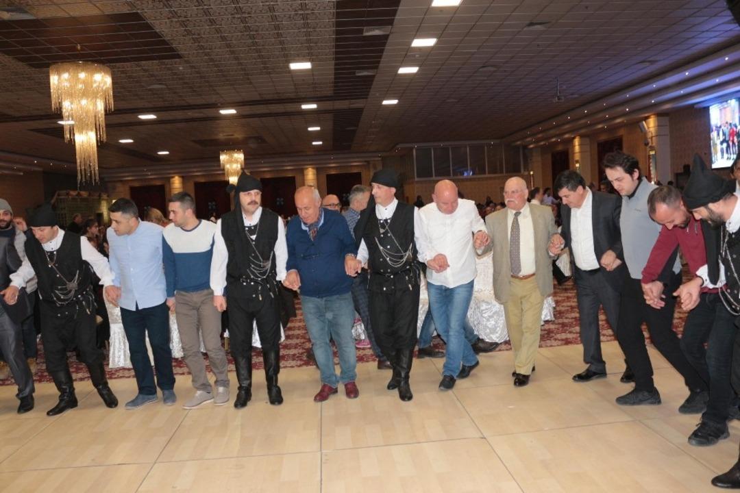 Balıkesir&rsquo;deki Trabzonlarlulardan coşkulu gece