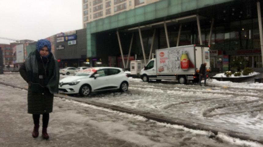 Esenyurt’da beyaz örtü etkisini sürdürüyor