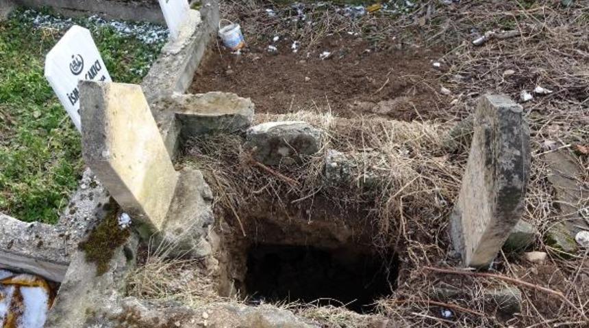  Defineciler tarihi mezarı kazdı, jandarma harekete geçti