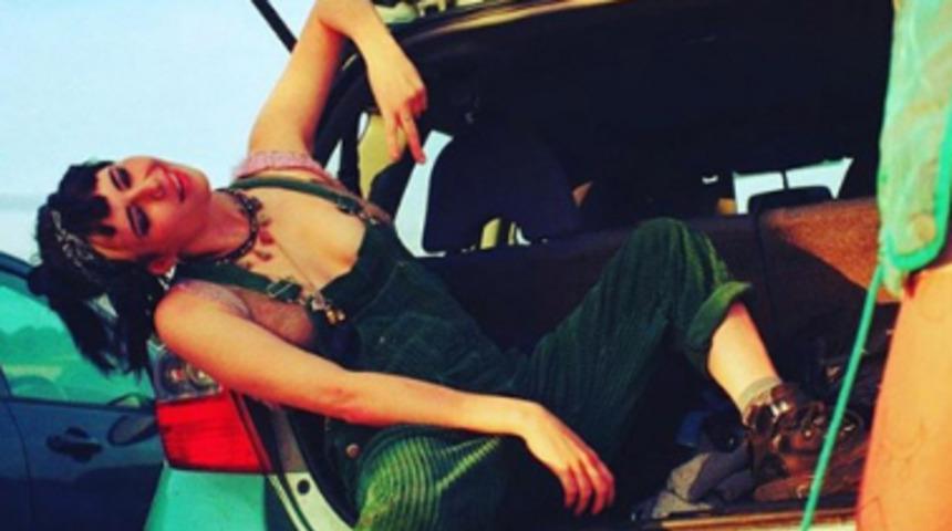 Otostopla bindiği arabadan dehşeti yaşadı! Yol kenarına g&ouml;t&uuml;r&uuml;p...