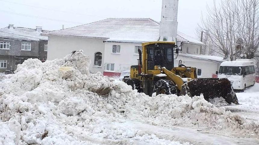 &Ccedil;anakkale&rsquo;de ekiplerin kar m&uuml;cadelesi s&uuml;r&uuml;yor