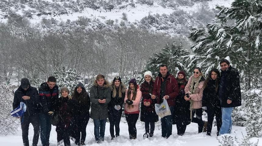 Biga&rsquo;da  hayvanlar i&ccedil;in doğaya yiyecek bırakıldı