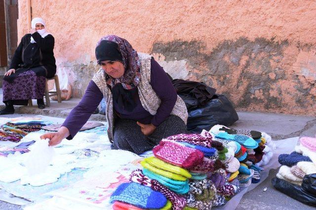 El işi çeyizliklerle geçimini sağlıyor