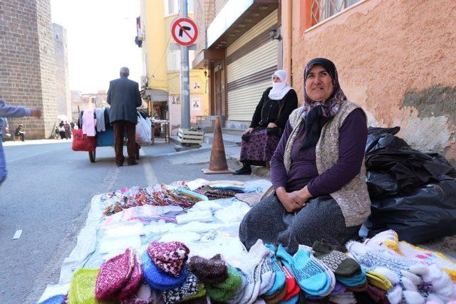 El işi çeyizliklerle geçimini sağlıyor