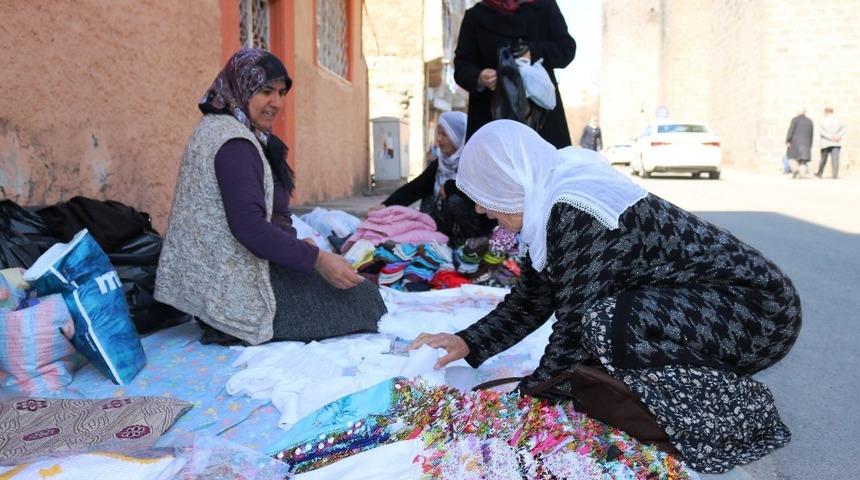 El işi &ccedil;eyizliklerle ge&ccedil;imini sağlıyor