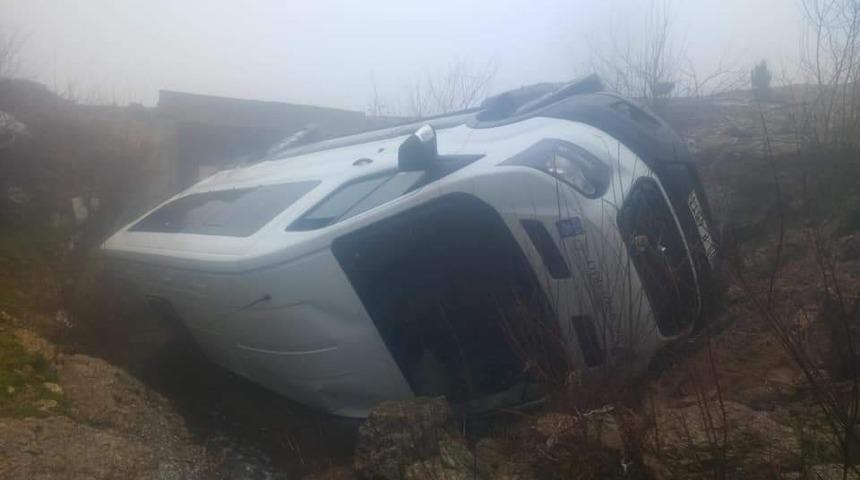 Servis aracı yoldan &ccedil;ıktı, facia ucuz atlatıldı