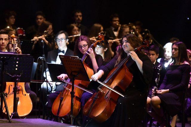 Muratpaşa’nın BigBand Gençlik Orkestrası, Hakan Aysev’le sahne aldı