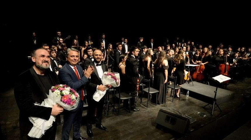 Muratpaşa&rsquo;nın BigBand Gen&ccedil;lik Orkestrası, Hakan Aysev&rsquo;le sahne aldı