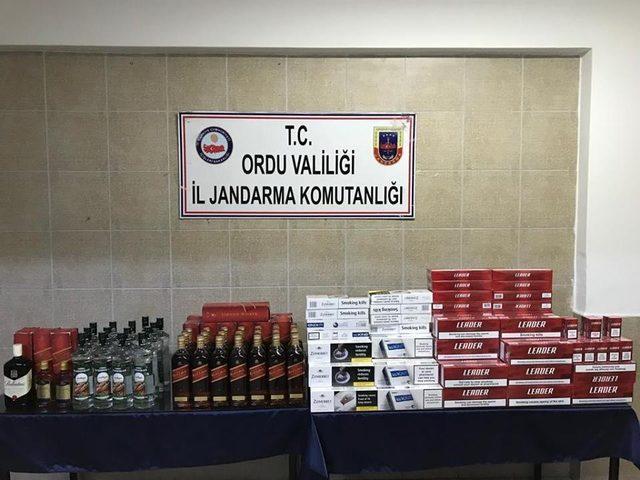 Gürcü otobüsüne kaçak içki ve sigara baskını