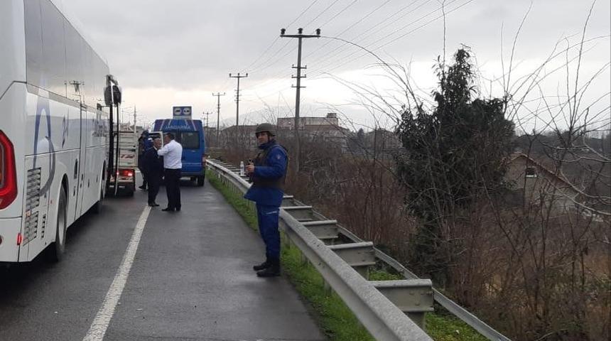 Gürcü otobüsüne kaçak içki ve sigara baskını