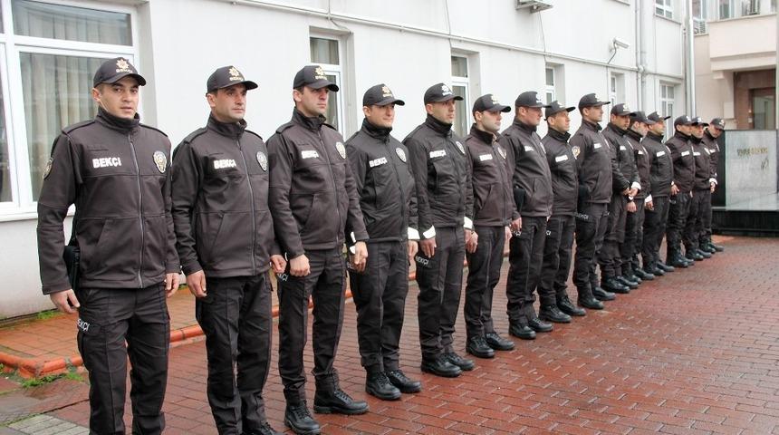 Gece bek&ccedil;ileri sokağa &ccedil;ıktı