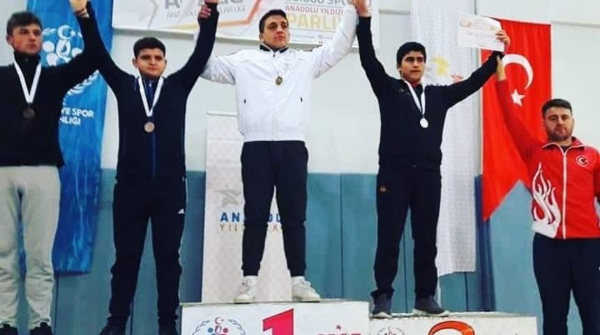 G&uuml;reş&ccedil;iler madalya ile d&ouml;nd&uuml;