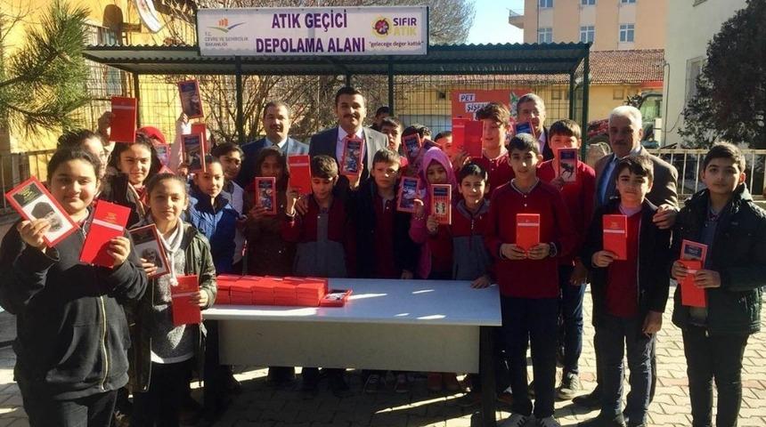 Pet şişe getiren &ouml;ğrenciye kitap