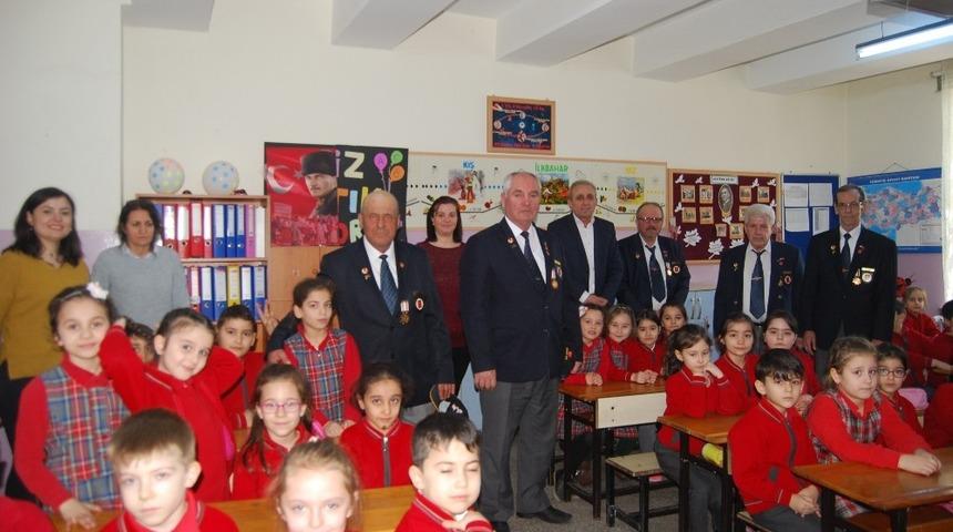 Kıbrıs gazileri &ouml;ğrencilerle buluştu