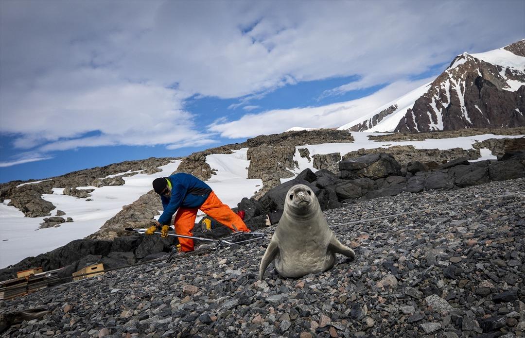 Beyaz kıtada T&uuml;rk &uuml;ss&uuml;! Al bayrak g&ouml;ndere &ccedil;ekildi!