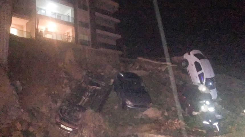 Milas&rsquo;ta istinat duvarı &ccedil;&ouml;kt&uuml;, 6 ara&ccedil; altında kaldı