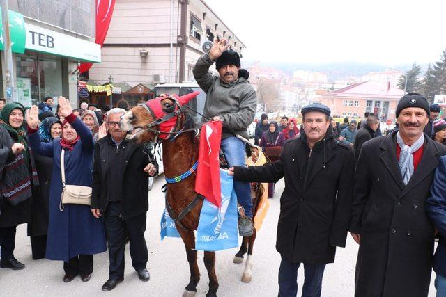 Mitinge atıyla geldi