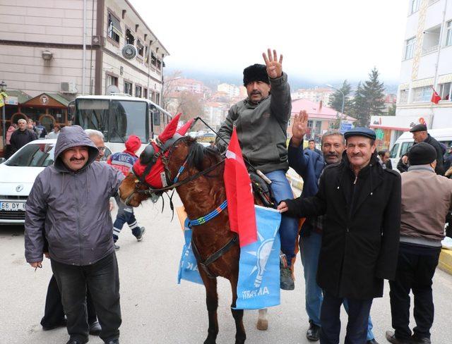 Mitinge atıyla geldi