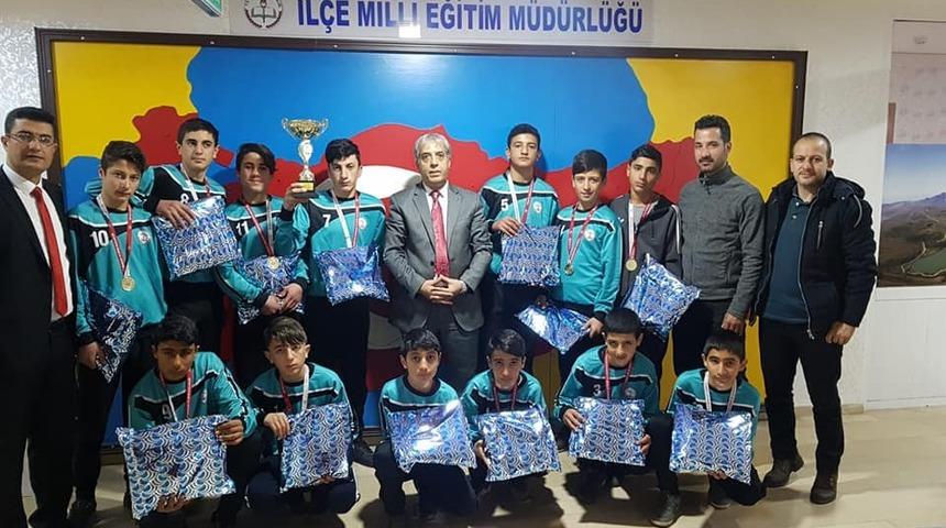 Ahlat Merkez YBO, voleybolda il birincisi oldu