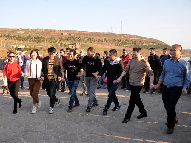 Çinli 11 iş arkadaşıyla, Ongözlü Köprü'nün üzerinde halay çekti