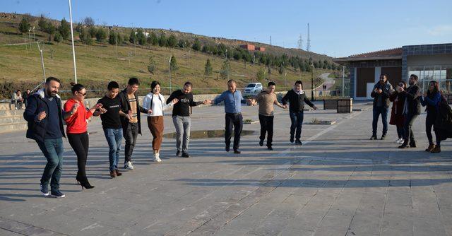 Çinli 11 iş arkadaşıyla, Ongözlü Köprü'nün üzerinde halay çekti